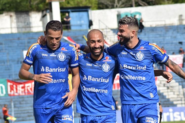 Wesley e companheiros comemoram o gol de penalti