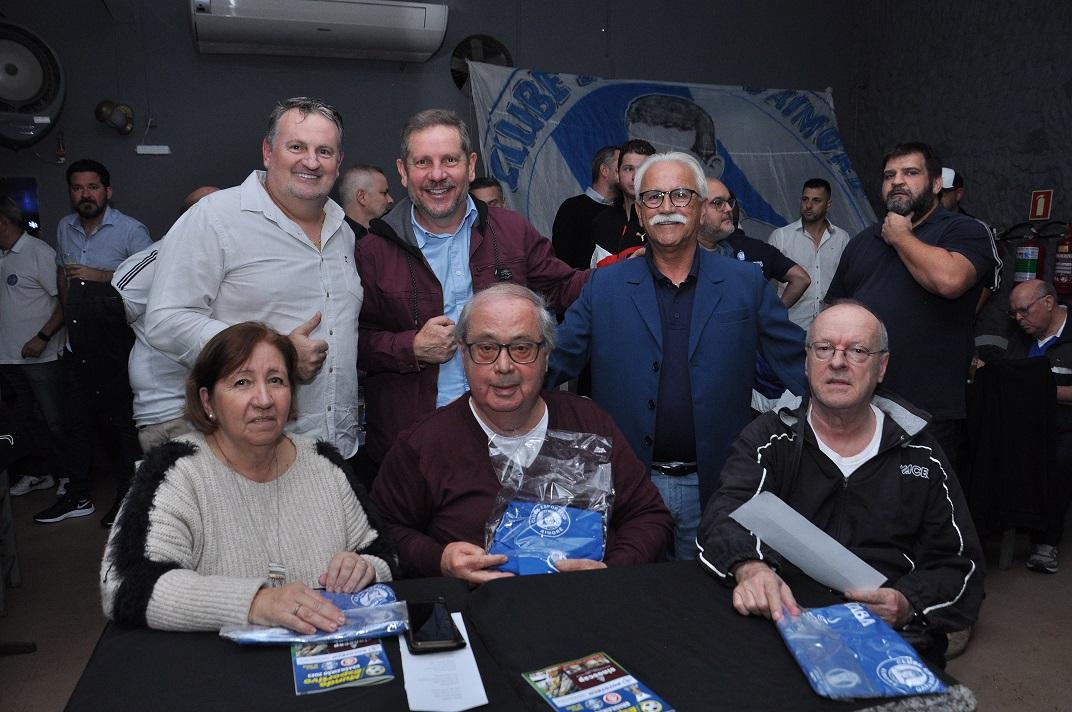 Alvaro Cardoso com sua esposa Sandra e amigos na última Confraria Indio Capilé no CAD'S.