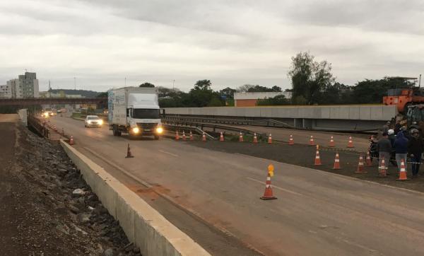Transito liberado com 20 carros e depois inverte o sentido. Foto: Juliano Palinha